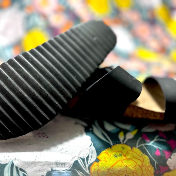 Large buckle only worn around the house as my feet were too wide - Picture 2 of 5